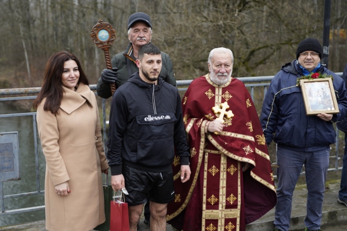 Божидар Ватов „спаси“ за трети път Светия кръст на Богоявление в Мездра 