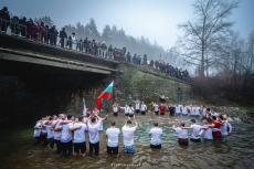 Богоявленският ритуал във Враца събра десетки участници