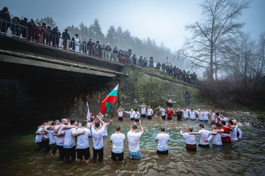 Богоявленският ритуал във Враца събра десетки участници