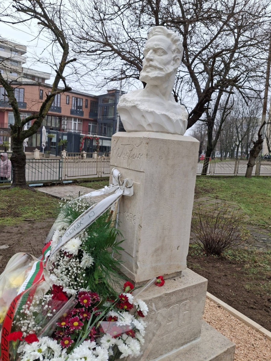 Откриха бюст-паметник на поета-революционер Христо Ботев  