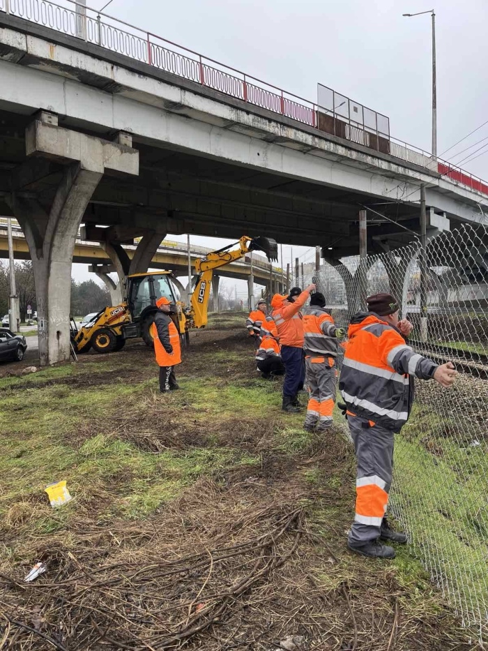 Монтират предпазна ограда край ж.п.линията във Враца