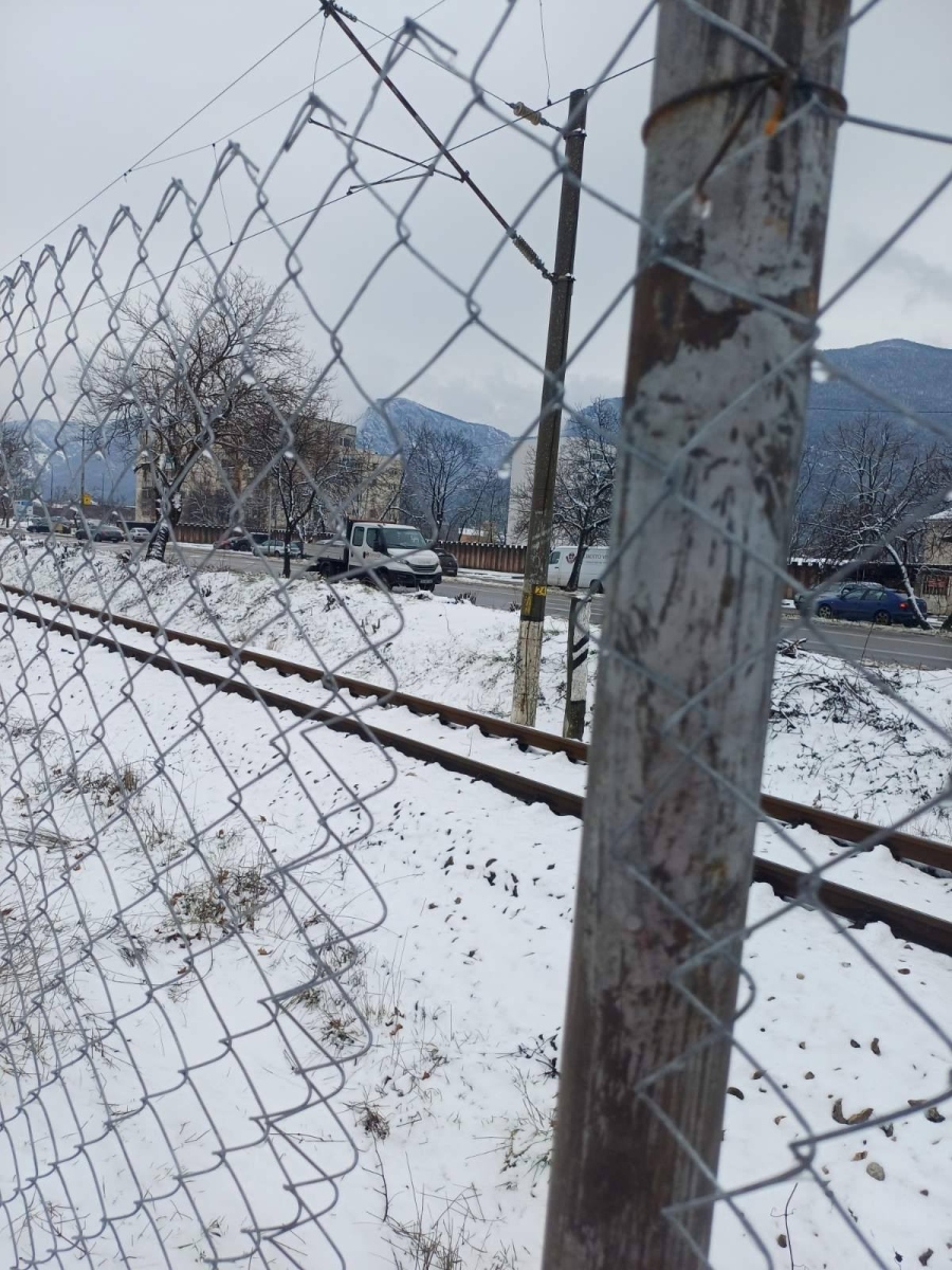 Срязаха новата предпазна ограда на ж.п. линията