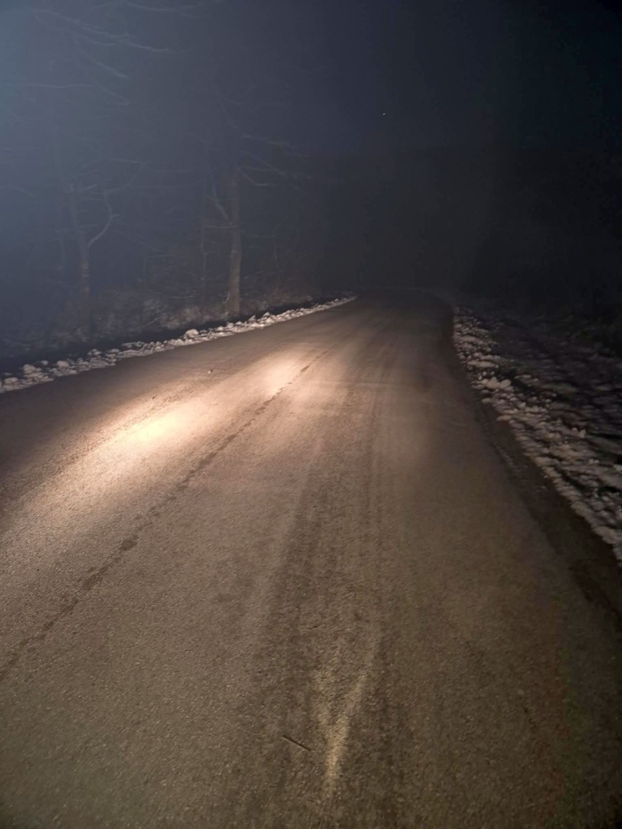 Продължава опесъчаването на пътищата от четвъртокласната пътна мрежа в община Мездра 