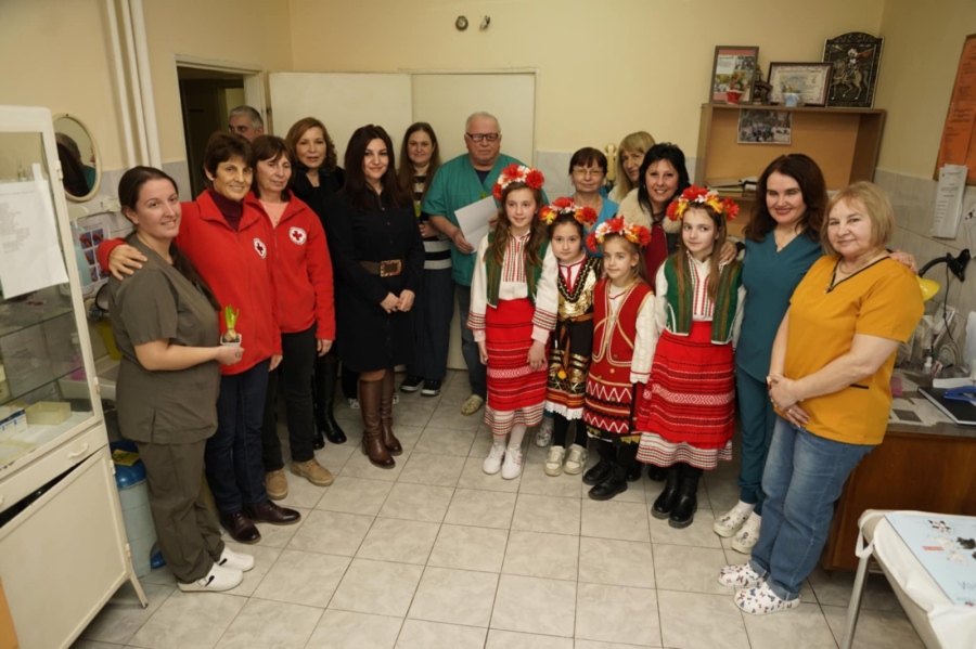 Поздравления за Бабинден в Мездренската болница