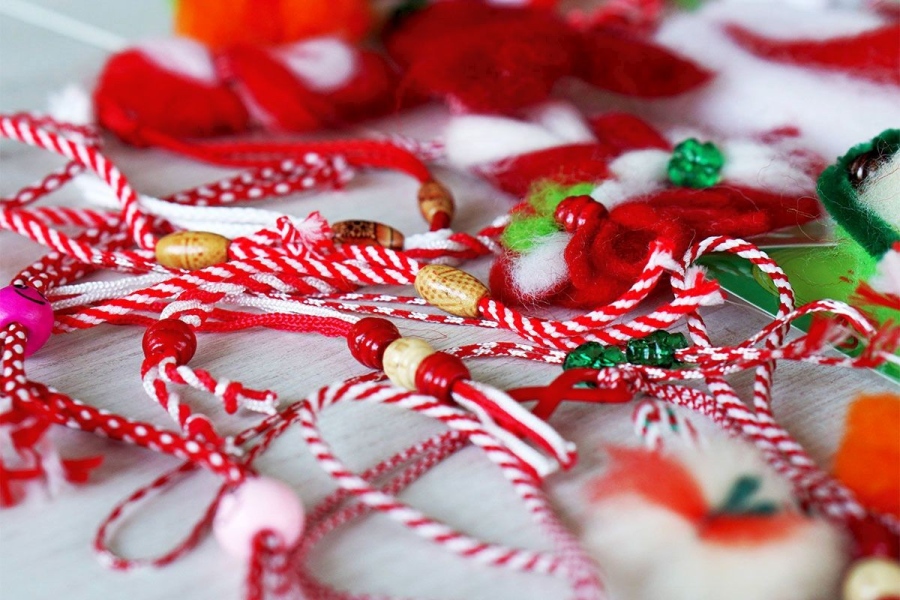 Базар на мартеници и цветя в Мездра