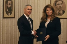 Президентът Йотова връчи мандата за служебен кабинет на Андрей Гюров