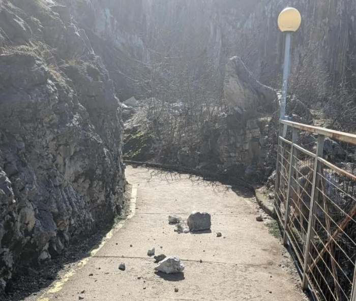 Ограничен достъп в участък от велоалеята – падат камъни