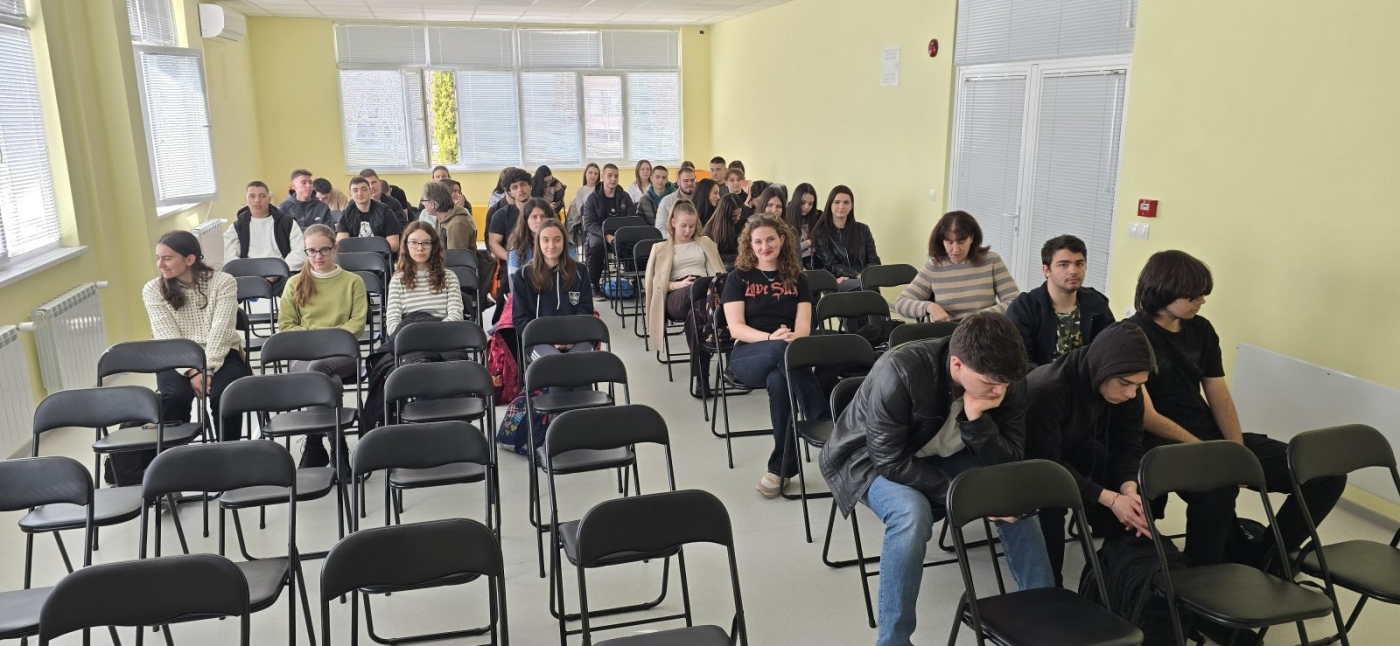 Служители на РЗОК-Враца се срещнаха с ученици от ППМГ „Акад. Иван Ценов“, 