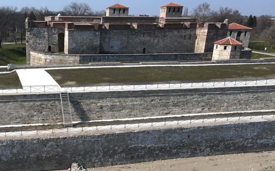 Отстраняват дефекти от консервация на крепостни стени във Видин