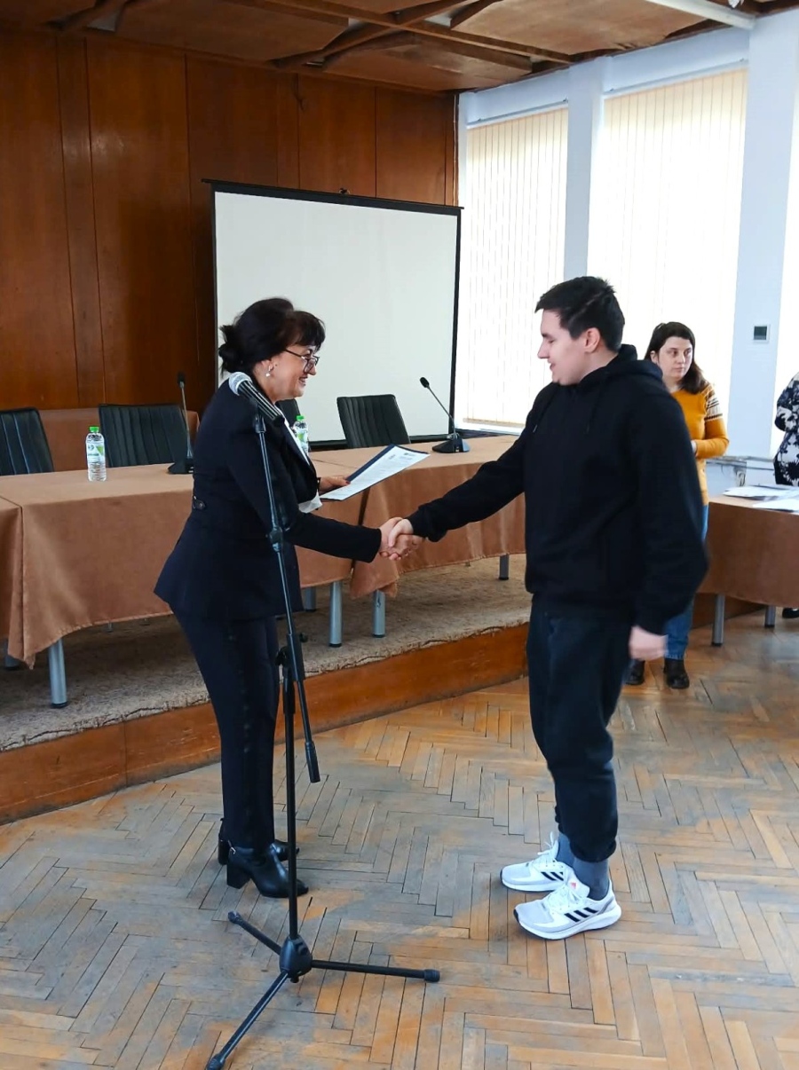 Община Видин връчи трудови договори по проект за младежка заетост