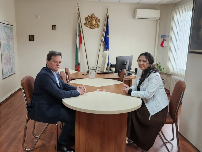 Работна среща проведоха областния управител и шефа на болницата