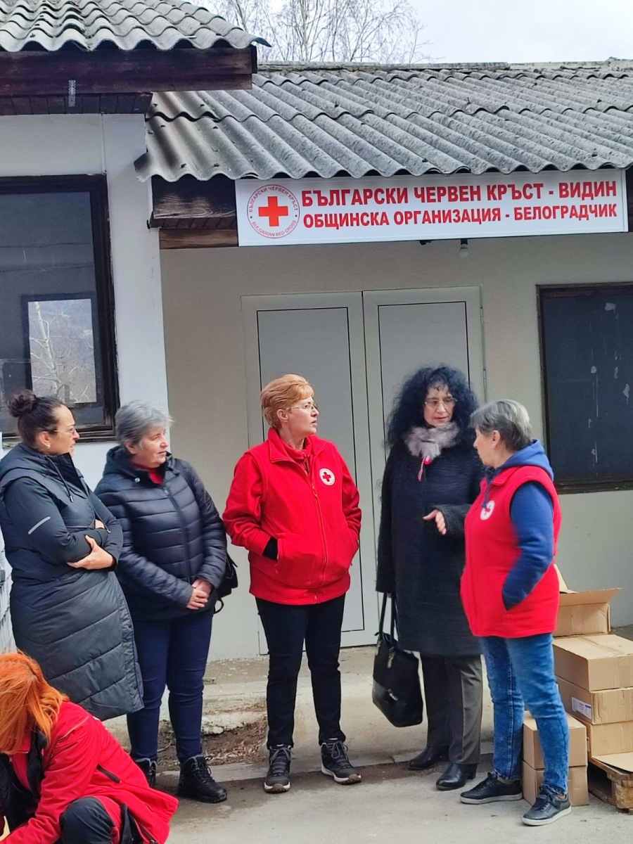 БЧК раздава продукти на социално уязвими лица в Белоградчик