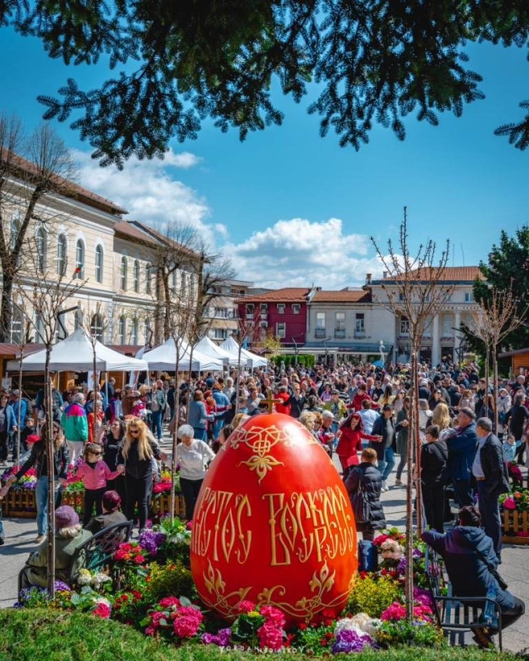 Враца отбеляза Великден с празнична програма, козунак и български хора