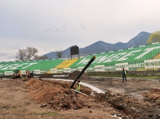 Напредва работата по лекоатлетическата писта на стадиона