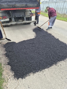 „Изкърпват“ улици и пътища в община Мездра 