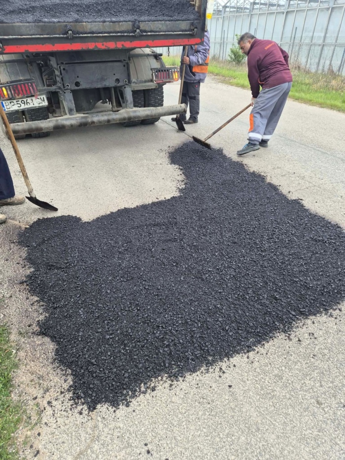 „Изкърпват“ улици и пътища в община Мездра 