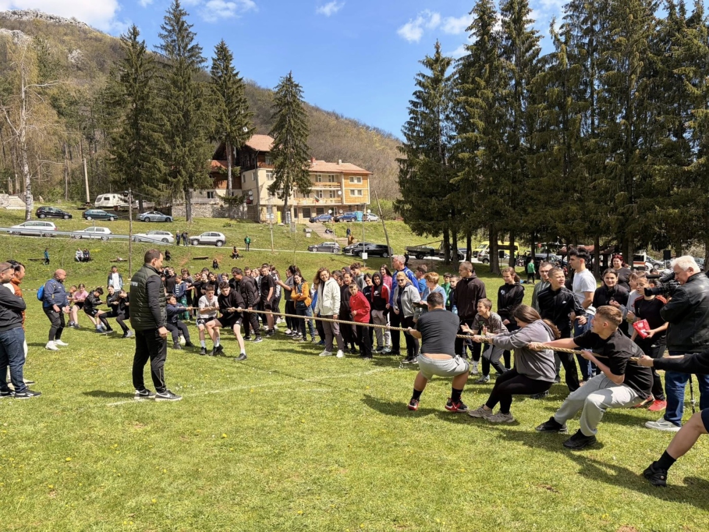 Над 200 ученици се включиха в традиционния пролетен спортно-туристически празник