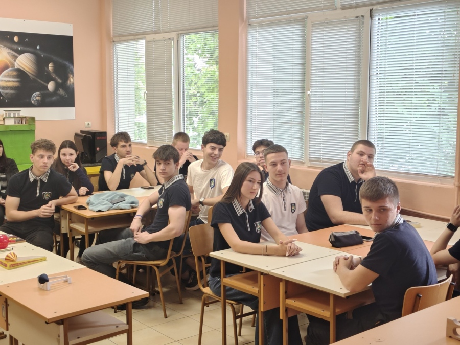 Възпитаници на ППМГ – Враца с бинарен урок на тема „Механичен парадокс“