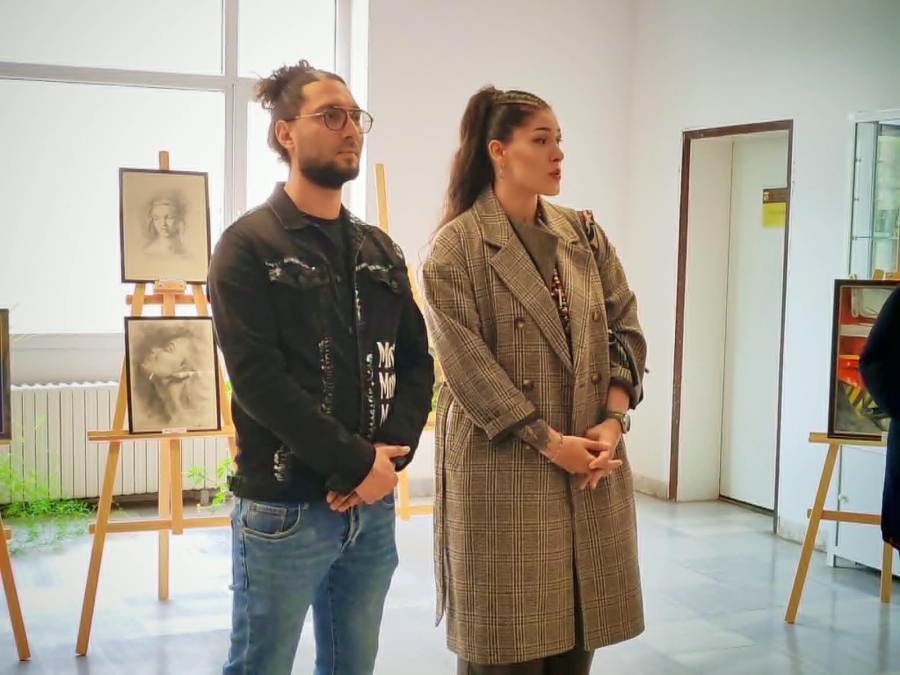 Силвия Петкова и Теодор Вешин подредиха съвместна изложба в Община Мездра 