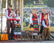 Любов и фолклор събират две двойки на „Леденика“