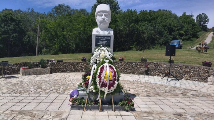 Осветиха бюст- паметник на Петко Маринов -един от водачите на въстанието 