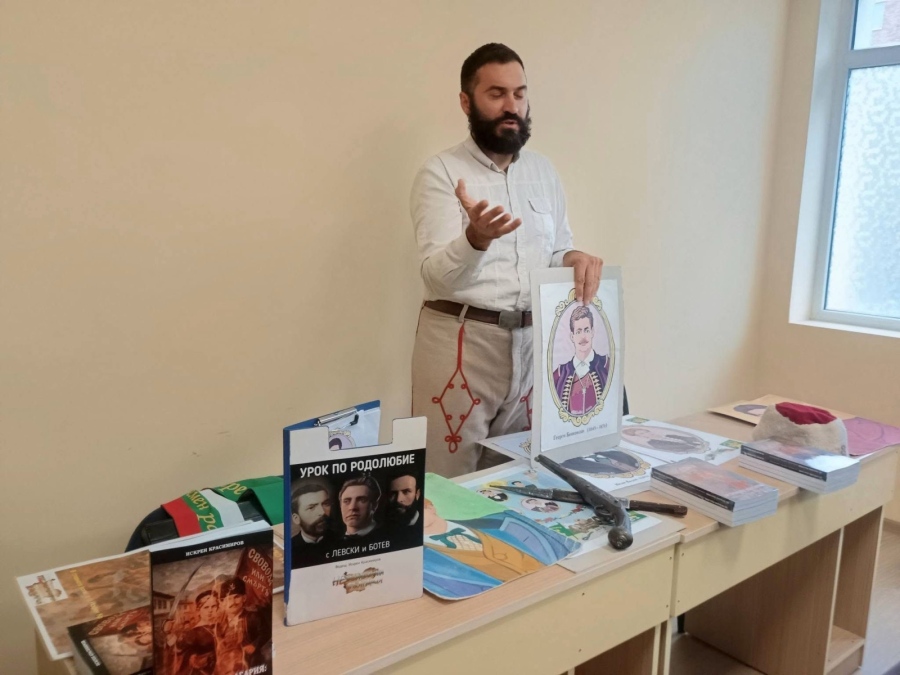 Искрен Красимиров представи в Мездра книга