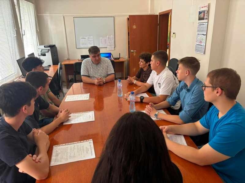 Областният управител посрещна ученици на практика в областна администрация – Враца