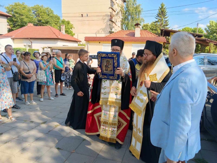 Монтана посрещна чудотворната мироточива икона на Пресвета Богородица – Хавайска