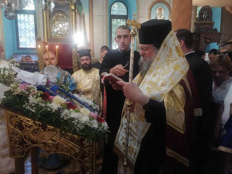 Във Враца тържествено бе посрещната Хавайската чудотворна мироточива икона 
