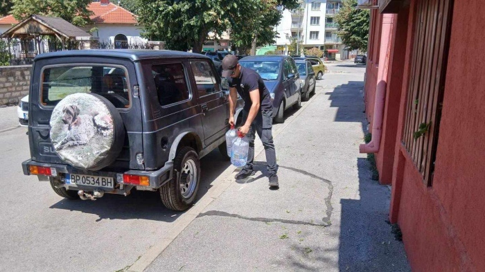 Акция срещу запазените места за паркиране чрез поставяне на туби, гуми и тухли