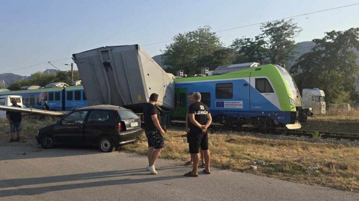 Влак блъсна тир на жп прелез край Враца 