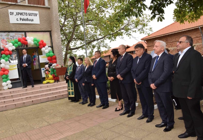 Румен Радев откри учебната година в село Раковица