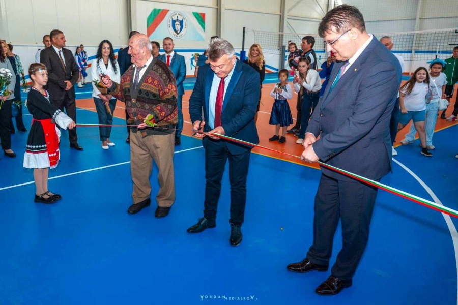 Откриха новия физкултурен салон на ИОУ „Васил Левски“