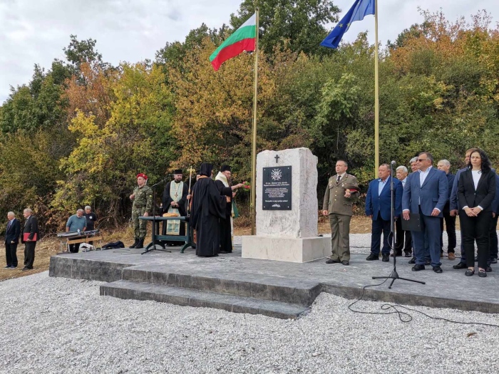 Военен паметник  бе открит в подножието на връх „Връшка чука“