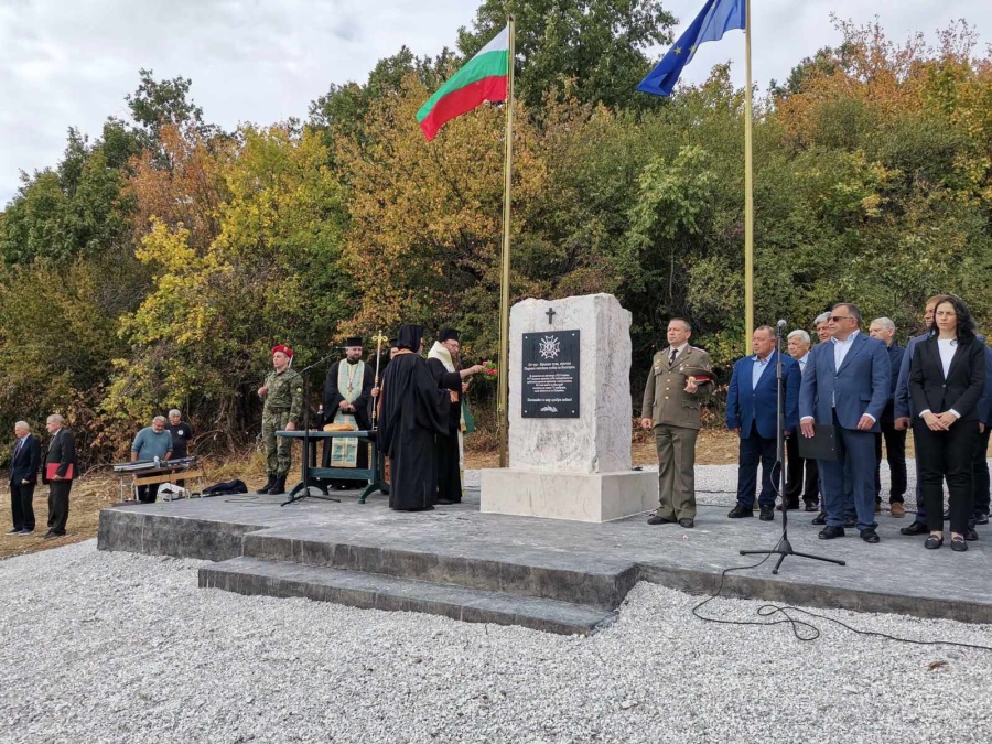 Военен паметник  бе открит в подножието на връх „Връшка чука“