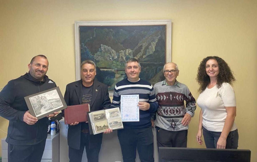 Градското читалище в Мездра получи ново ценно дарение от колекционера Любомир Иванов 