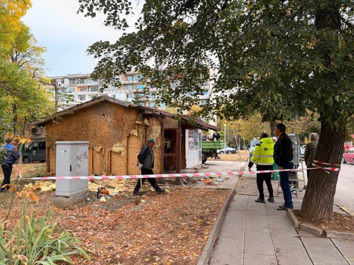 Екипи на ОП „БКС“ премахнаха опасна дървена постройка