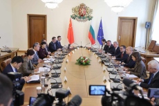 Министърът на външните работи на Китай се срещна с Румен Радев